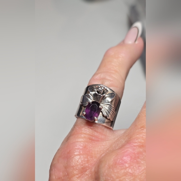 Vintage Sterling Silver Ring with Purple Ameythst Gemstone Size 5 - Picture 2 of 5